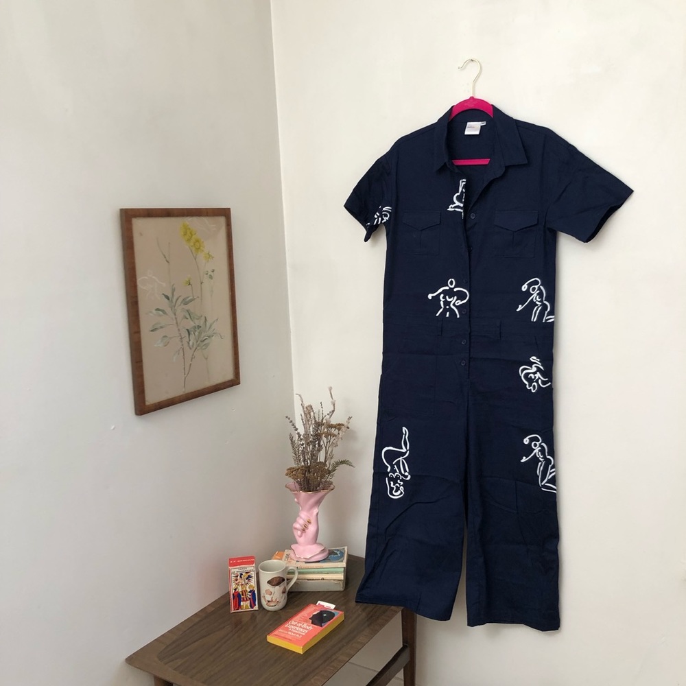 Form drawing navy blue boiler suit